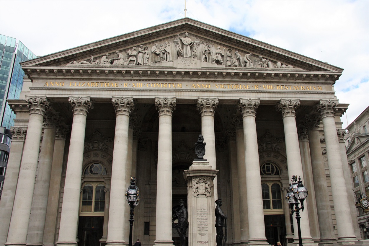 8 column portico
