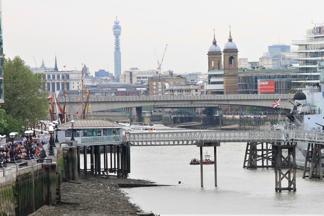 river thames crossing walklondon