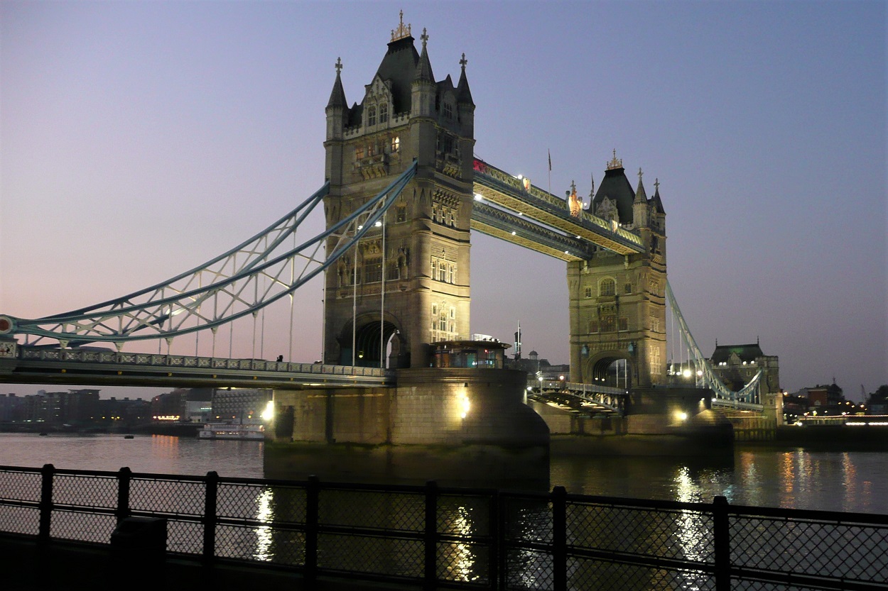 famous thames opening road bridge - walklondon