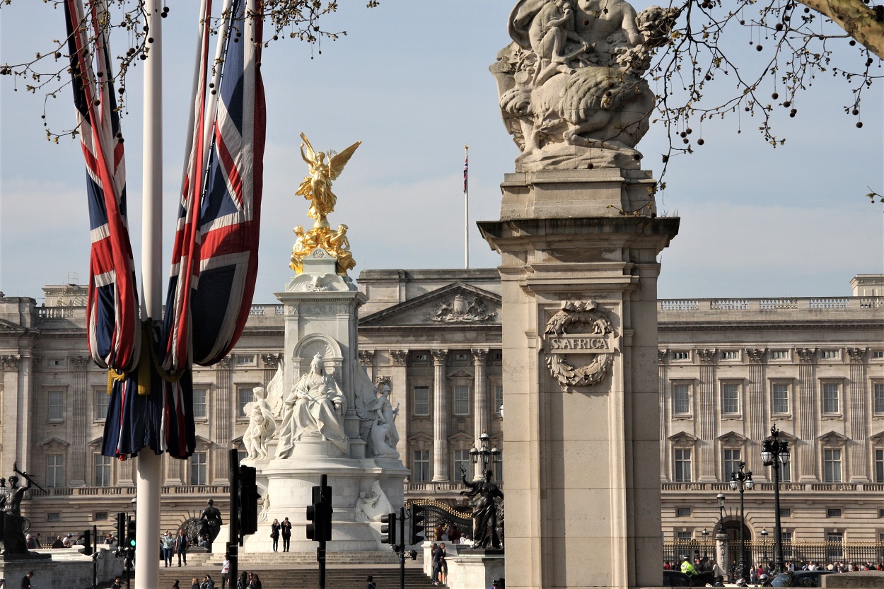 buckingham palace victoria memorial london