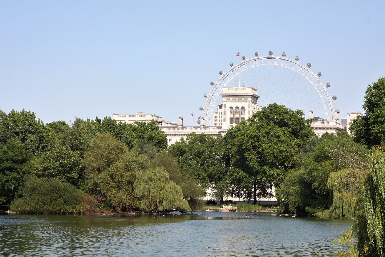lake st james's park london horse guards london eye