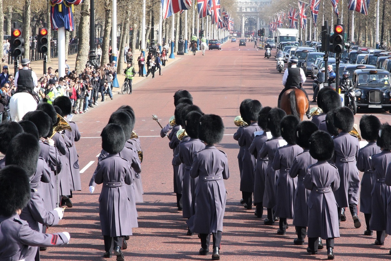 queens guard winter uniform