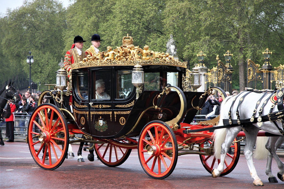 queens state coach the mall